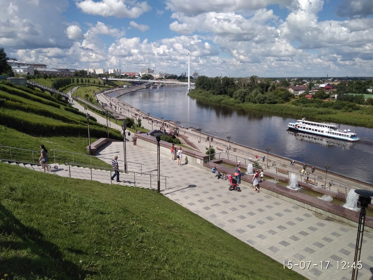 Набережная и мост влюбленных.