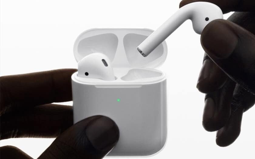 AIRPODS 2 VS AIRPODS: ПРОИЗВОДИТЕЛЬНОСТЬ 
Никто и никогда не жаловался на медленное сопряжение AirPod’ов с другим устройством. Тем не менее, это не помешало Apple внести некоторые улучшения. Новый чип H1, который заменит чип W1, станет в два раза быстрее. Только этого достаточно, чтобы оправдать переход с одних наушников на другие.

Чип H1 также предлагает в 1,5 раза короче время соединения телефонных звонков. В условиях воспроизведения новый чип сокращает задержку на 30%. И если вспомнить, что американский производитель не коснулся качества звука в своей презентации, мы предположим, что новое поколение предложит тот же звук, что и предшественники.

Apple пообещала пользователям на 50% больше разговоров. Время автономной работы не изменилось, одна зарядка обеспечит вас пятью часами работы AirPods 2.