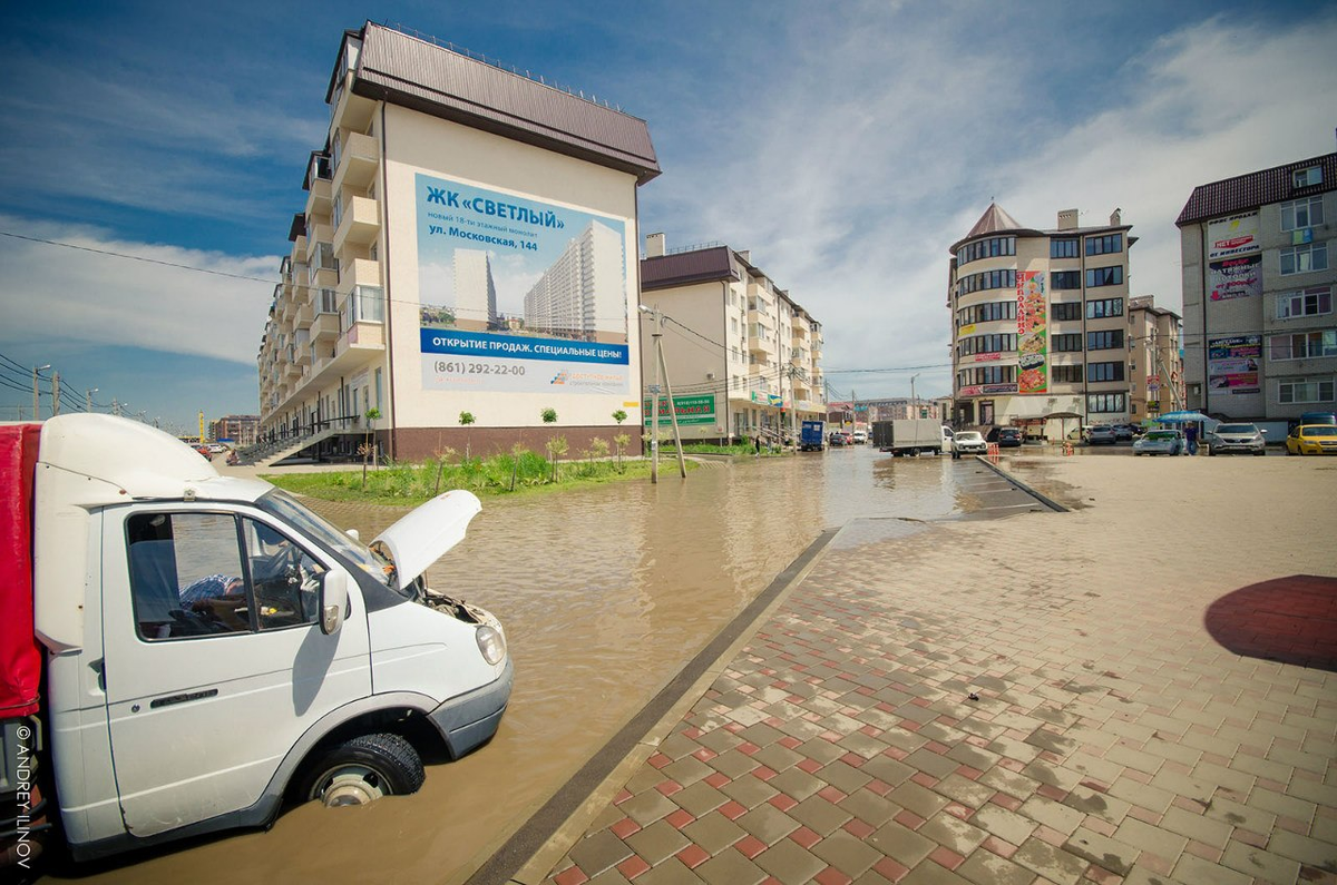 На фото знаменитый "Шанхай на Московской" в Краснодаре.