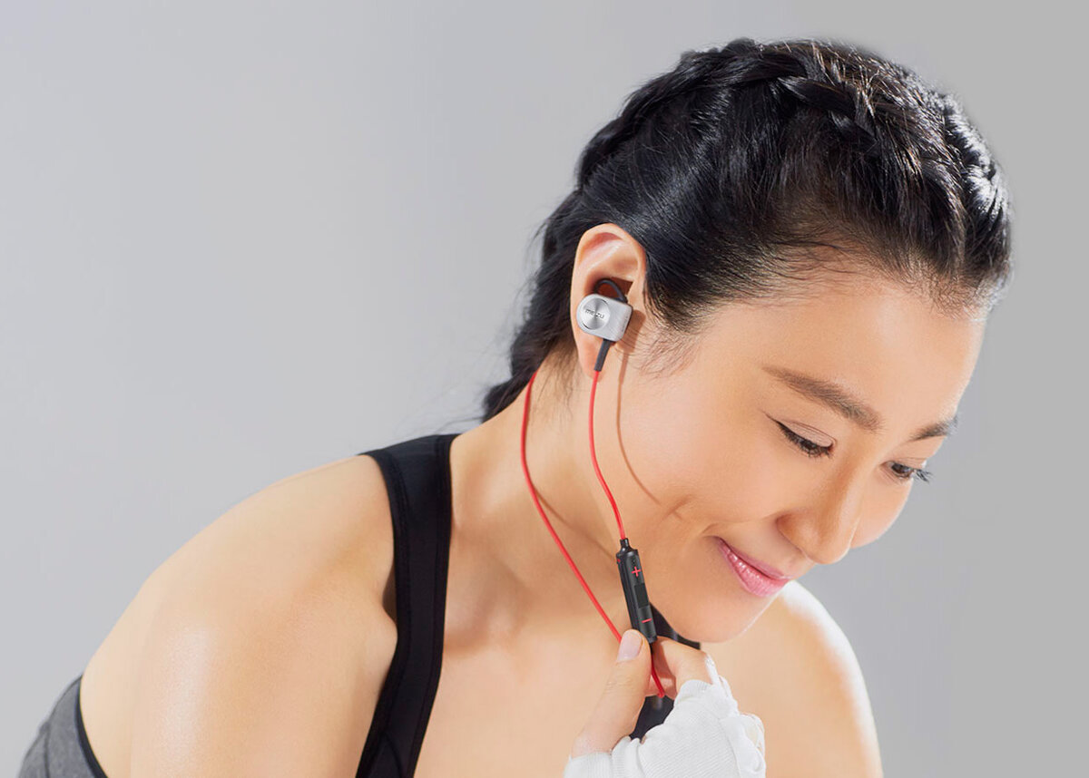 Посмотрел бы я на её улыбку, когда посреди тренировки наушники просто сели бы.