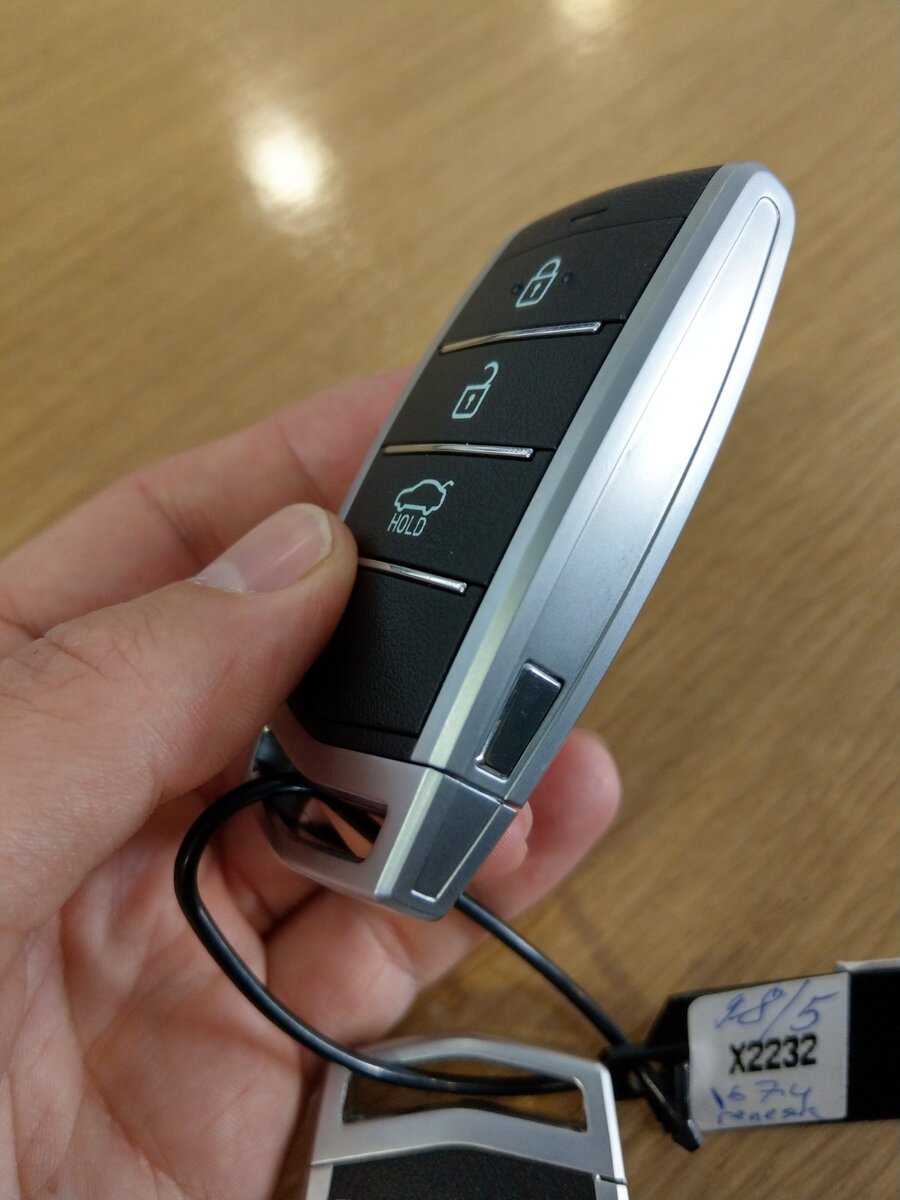 Нажимаем на маленькую кнопочку/рычажок. На всех ключах по-разному. 