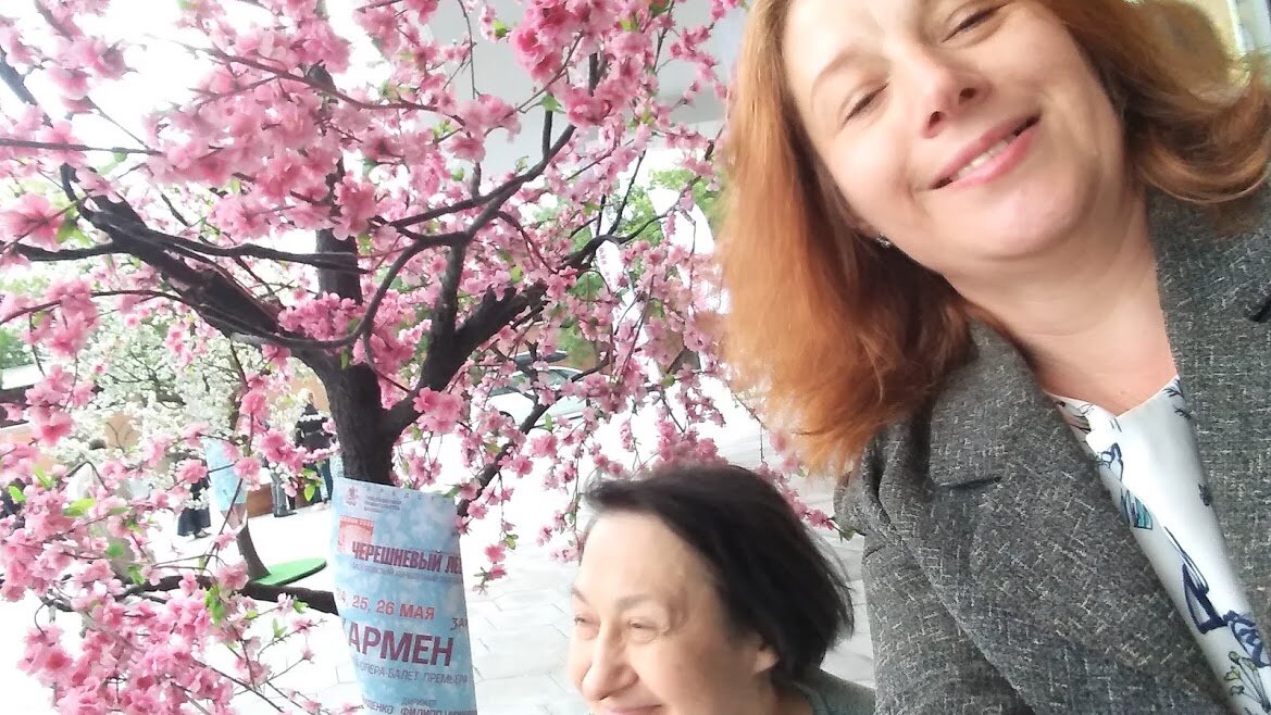 Когда я была в первый раз в Зарядье-холл, то отметила про себя, что доступная среда есть, причем и в самом здании, и даже в парке Зарядье. Но места у меня были на балкон 1 ярус, там то точно ступеньки. Как быть? Позвонила в Зарядье, и меня успокоили -маму вашу посадим в бельэтаже, где предусмотрены места для колясочников. Вот где сидела мама, я чуть повыше. Но видно было хорошо. Ей ближе, но сбоку. Мне дальше и чуть центрее.