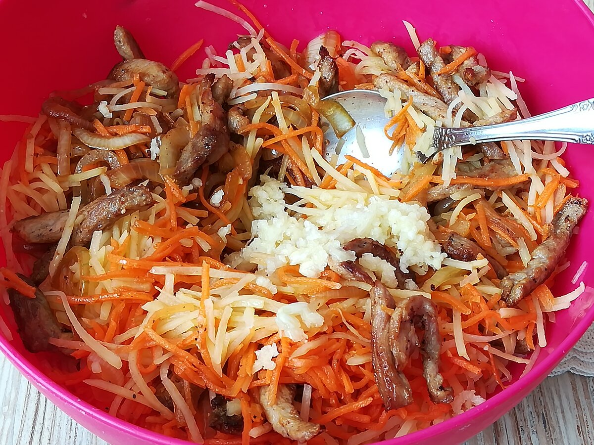 Мясо морковь картошка рецепт. Салат с жареной морковкой. Салат с жареной картошкой. Салат с мясом корейской морковкой и жареной картошкой.