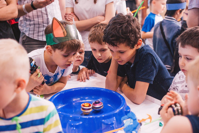 Кажется, что в блейд-баттле мало что зависит от самого игрока, но только не с волчками Инфинити Надо. Профессиональный блейдер знает, что очень важно просчитать ситуацию, вычислить стратегию противника и правильно подобрать волчок – атакующий или выносливый, который может долго балансировать или держать защиту, какой бы сильный соперник ни был. На первый взгляд, участие в блейд-баттле не кажется чем-то сложным. 