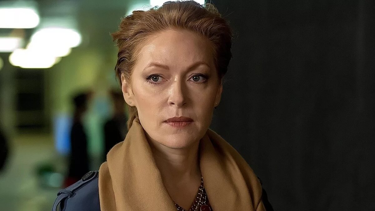 Кира Журавлева из сериала "Спящие". Полный комплект: и москвичка, и галеристка, и леволиберальная интеллектуалка. И вся из себя такая уточненно-холодноватая, и такая светская, нежная-слабая-ранимая.