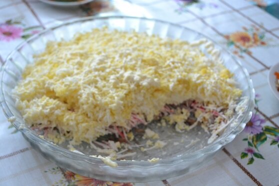 нежный и вкусный салат с крабовыми палочками и сыром