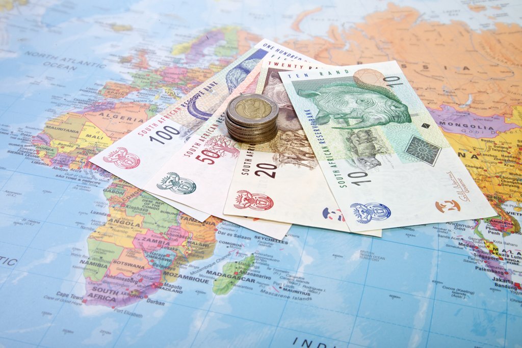 Эксперт Кузнецов считает, что во время путешествия большую часть денег лучше держать на карте