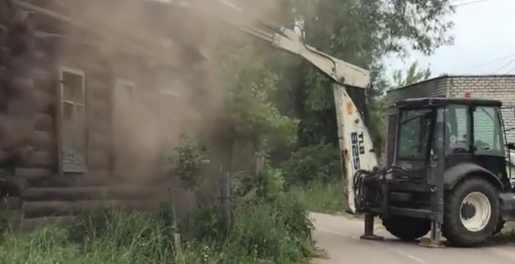 Чуть меньше 200 лет стоял себе домик пока не приехали мы)