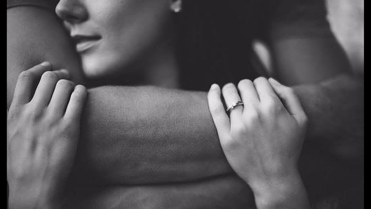 Чтобы ты не спилась, не сошла с ума, не упала замертво в грязь
надо было стать каменным, как стена, и тогда, ко мне прислонясь,
ты могла бы жить, и я стал стеной, и стою, всем бурям назло
и ты знаешь, что самой лютой зимой от меня исходит тепло.

Чтобы ты могла ходить в магазин, покупать себе чай, гранат,
выбирать себе йогурт и апельсин, я к тебе не пускаю ад,
там, за мной, череда одиноких дней, водка, смерть и мерси боку,
я открыл клубничный, милая, пей по маленькому глотку.

Кто-то смотрит на воду, а кто на огонь, только я на тебя смотрю, 
и могу так смотреть до конца времен, просто руку держать твою,
потому что любовь - это божество, и оно управляет мной,
и не имеет значения ничего, кроме тебя одной.