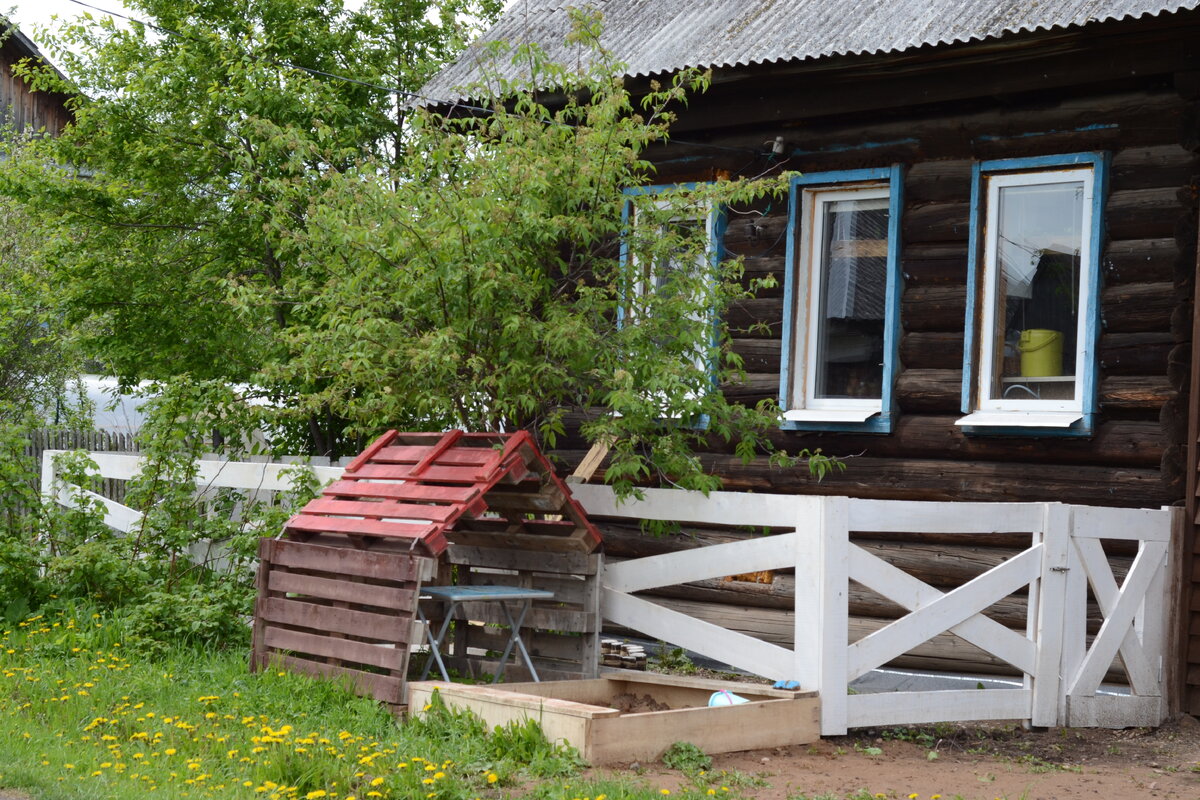 Заборчик! Домик из палетов и песочница.