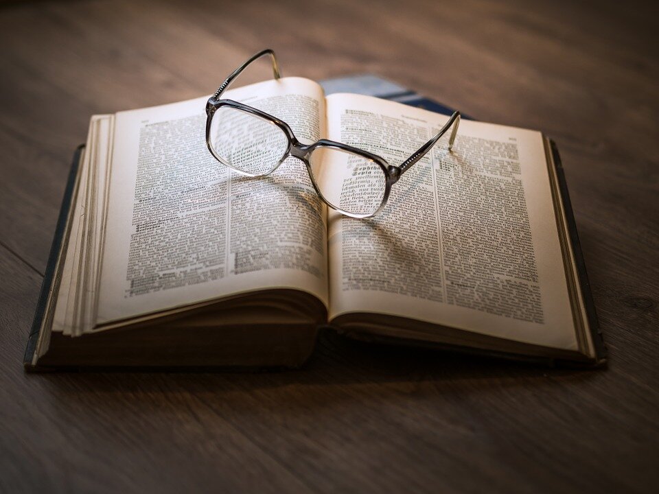 https://pixabay.com/photos/knowledge-book-library-glasses-1052010/Ч