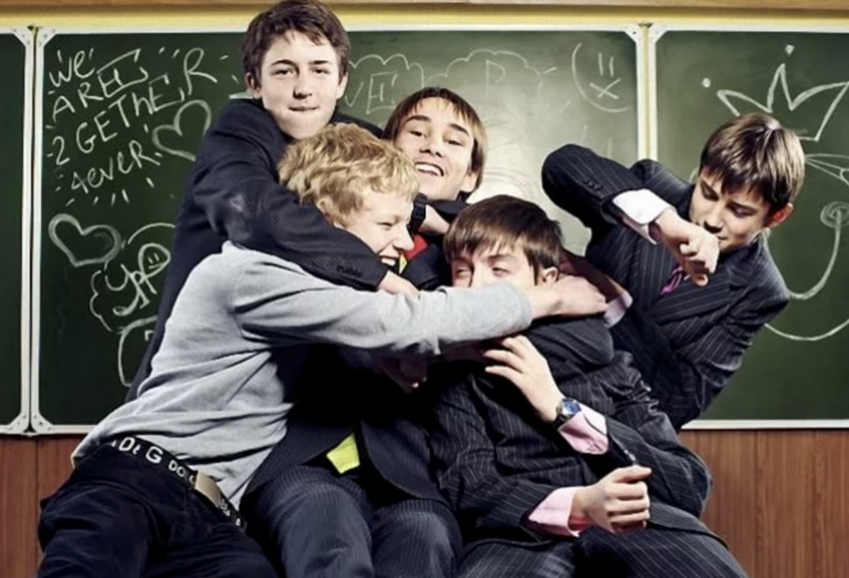 прогулки в парках. школьник бежит. школьники в школе. современные школьники. дружные школьники.