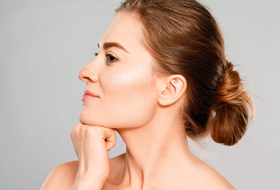 кожа до и после косметолога. макияж веснушки до после. кожа лица вблизи. консилер на носогубные складки. лицо до и после косметолога.