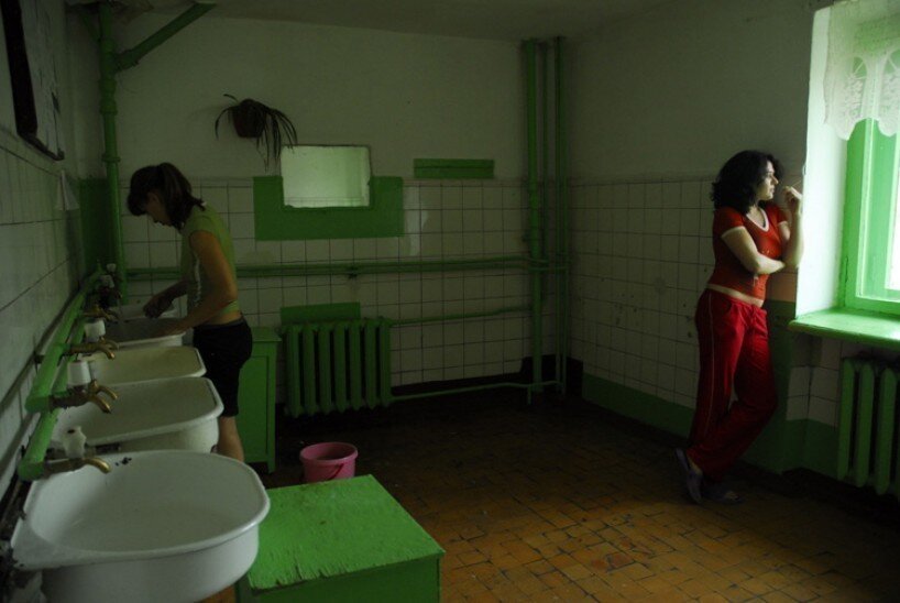 Девушки живут в общежитии. Девушки в общежитии. Туалет в общежитии. Общага. Общага пту.