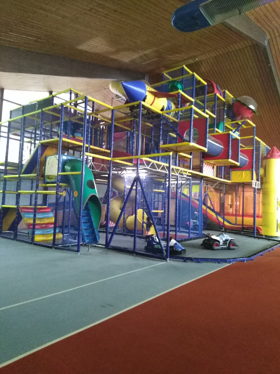 Можно залезать, заползать, скатываться с горок, прыгать на батутах и т.п..