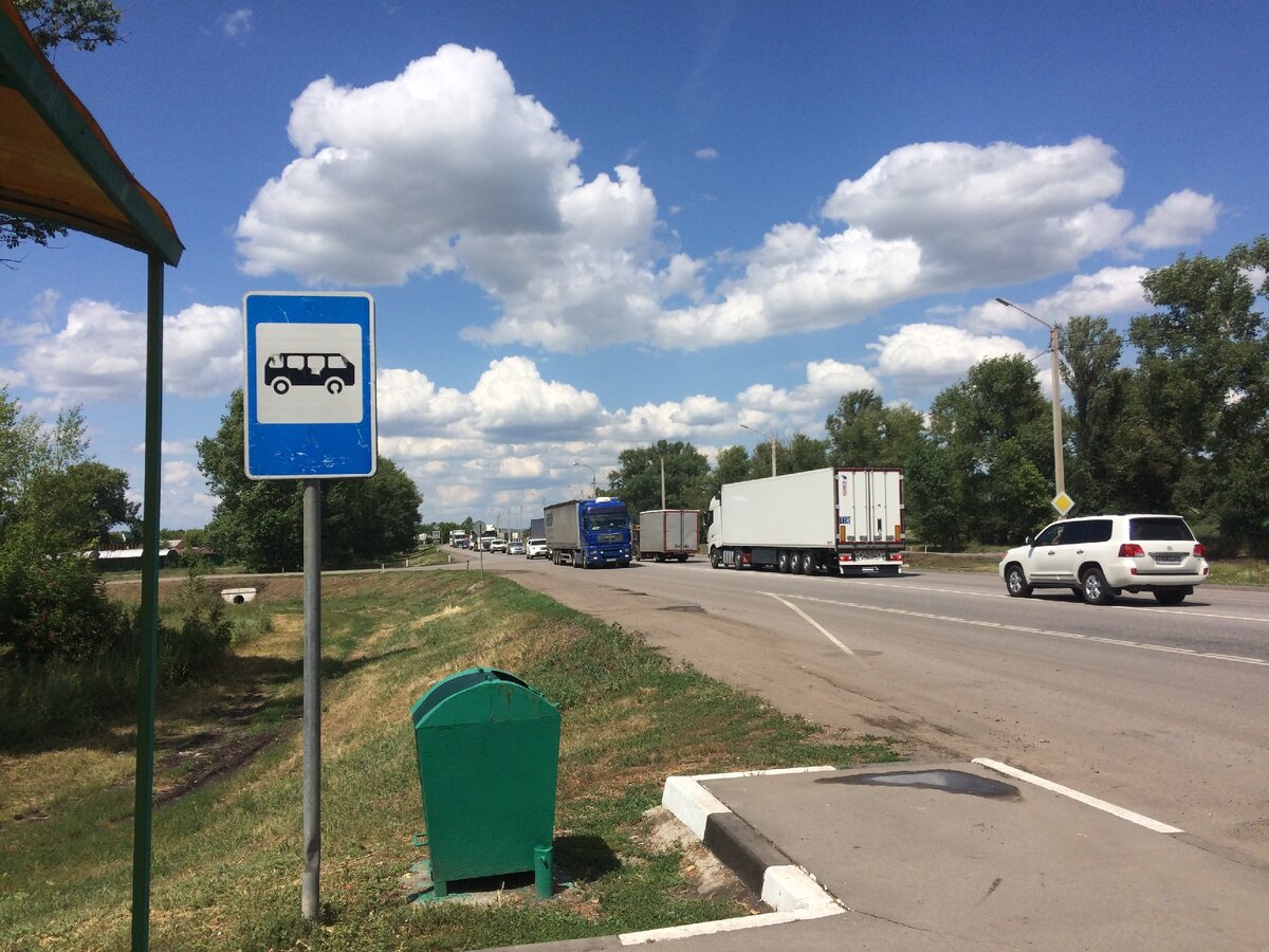 Обедаю на остановке у трассы после Лосево . Фото Ленара Хужина