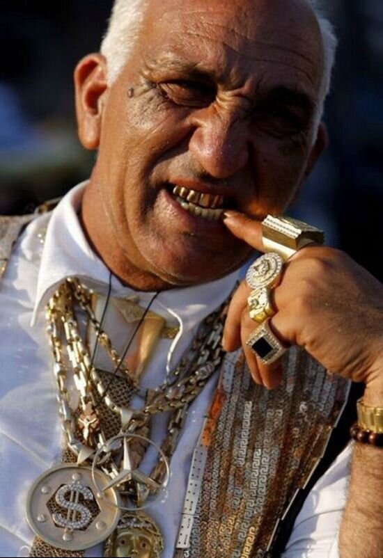 Роскошь в одежде и интерьере - много золота - надо и не надо - основной девиз цыганских баронов  по всему миру 