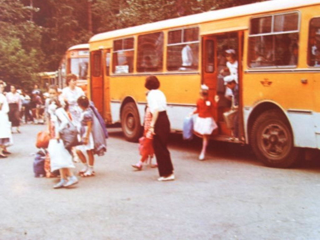 1988 год автобус с детьми. Пионерский лагерь СССР автобусы пионеров. Пионер лагерь в 90е года Москва. Пионерский лагерь 80-е. Пионерский лагерь СССР 80 Е.