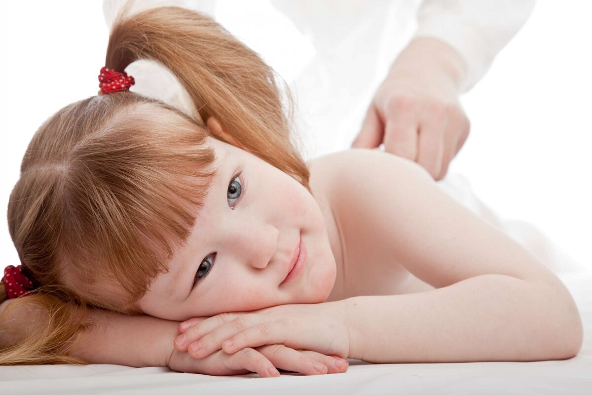 Какие основные приемы используются? 
- поглаживание;
- растирания;
- разминания;
- вибрация и ударные приёмы (похлопывания, сотрясения, поколачивания, руления и др.).
 С помощью массажа проводится профилактика застойных явлении, улучшается крово- и лимфообращения, но одного массажа будет недостаточно, нужны упражнения Лечебной Физической Культуры, занятия на тренажерах.