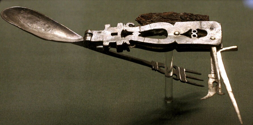 Древний универсальный нож. Из предметов в его арсенале:
-  нож
- ложка
- вилка
- зубочистка
- лопатка/крючкообразный шип
- острый шип