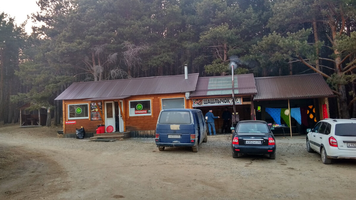 Вид на кафе со стороны дороги.