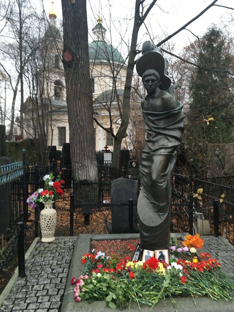 Могила Влада Листьева на Ваганьковском кладбище