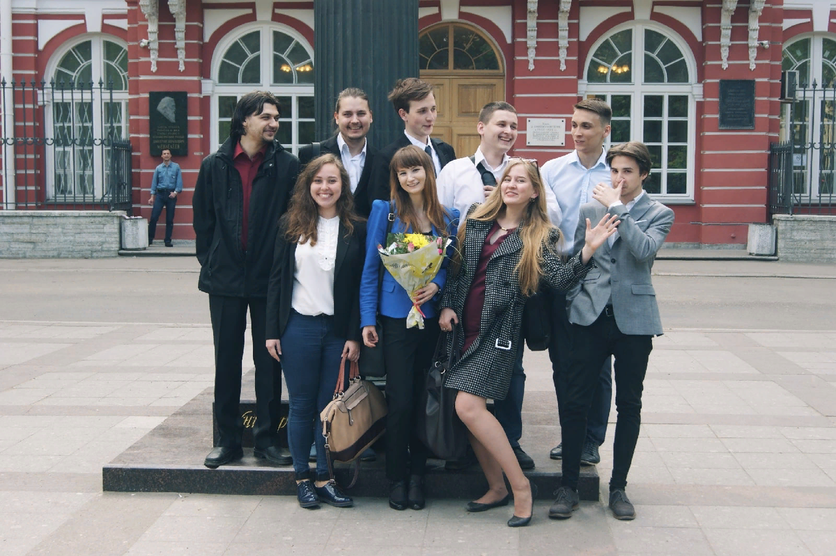 Это мы с любимой кафедрой защитили дипломные работы и радуемся