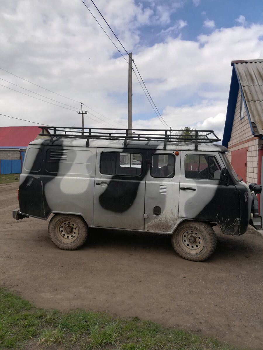 Экспедиционный багажник помогает перевозить негабаритные железяки и трубы. Иногда можно на нем заночевать, если погода позволяет, и звездное небо  предстанет во всей красе. 