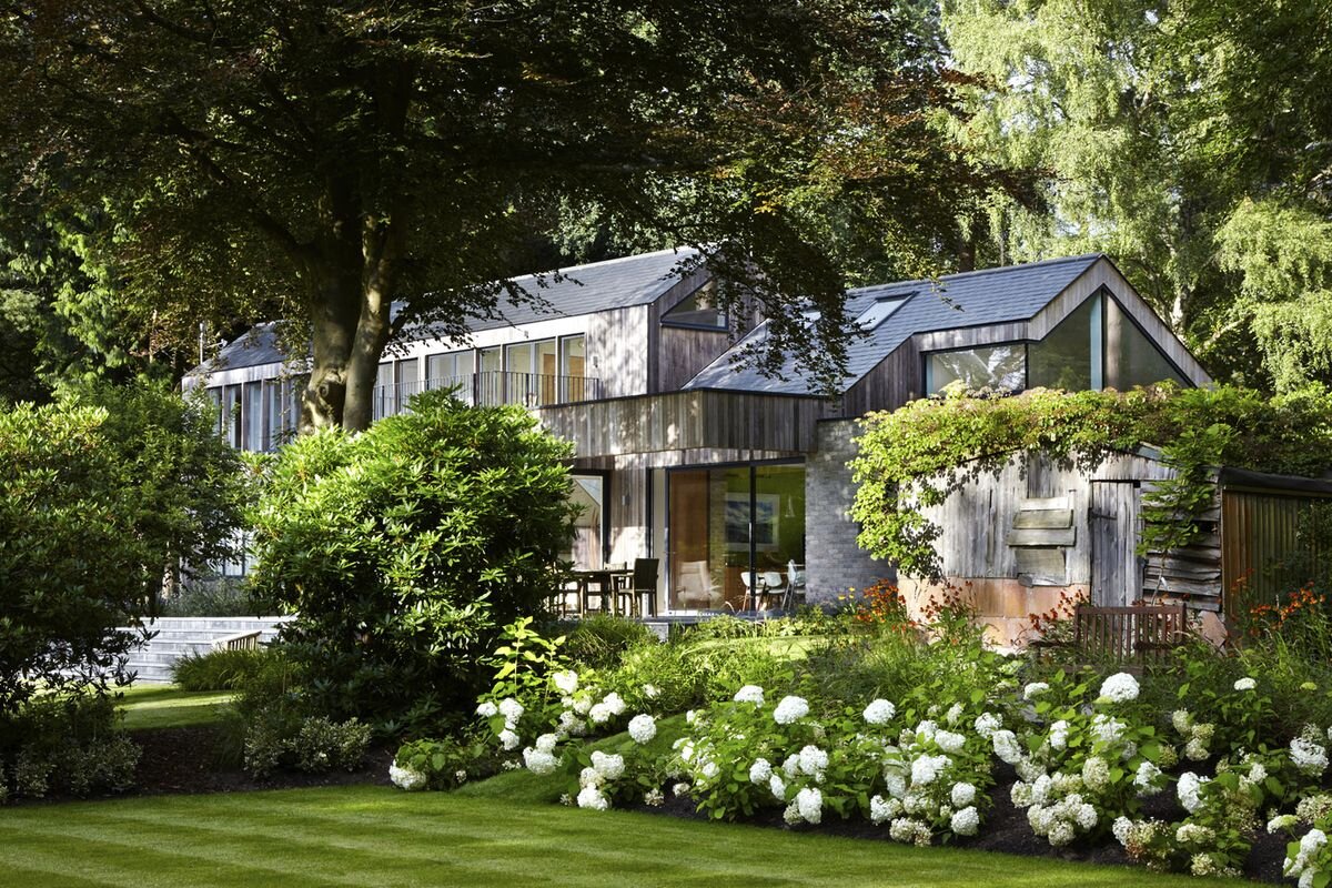 Дом построен на большой поляне в лесу. Источник archdaily.com