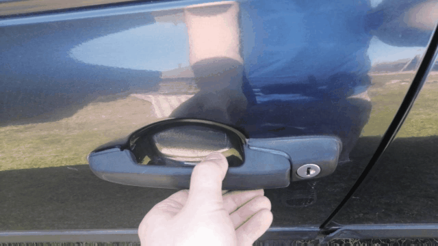 Ручка двери болтается