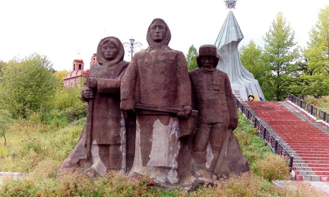 Скульптурная группа тружеников тыла