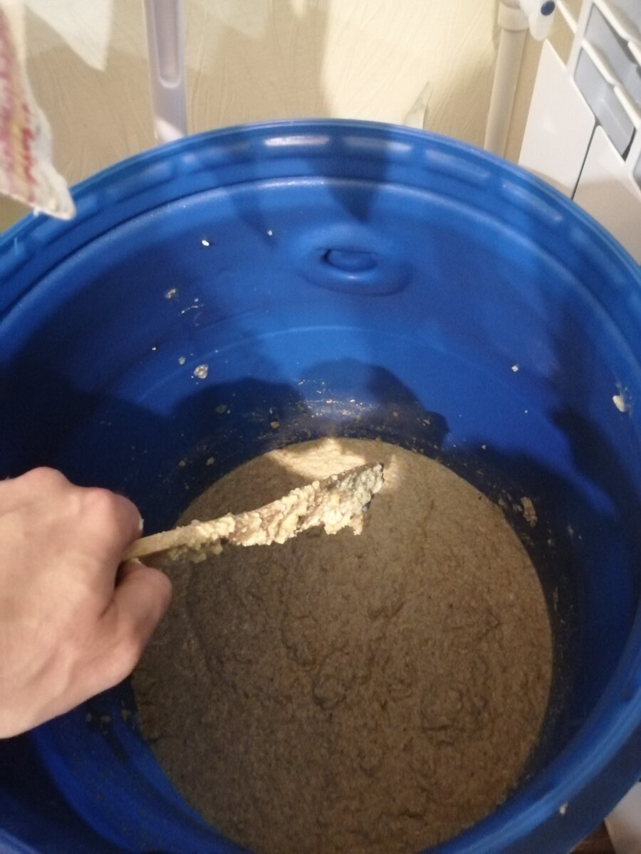 Готовлю для осахаривания 6 кг молотой кукурузы и 4 кг пшеничной муки.