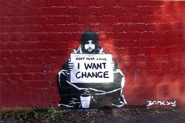 Бенкси: "Тангаларинг ўзингга сийлов. Мен ўзгариш хоҳлайман." ("change" сўзи қайтим маъносида ҳам ишлатилади. Артист бу ерда сўз ўйини қилмоқда.)