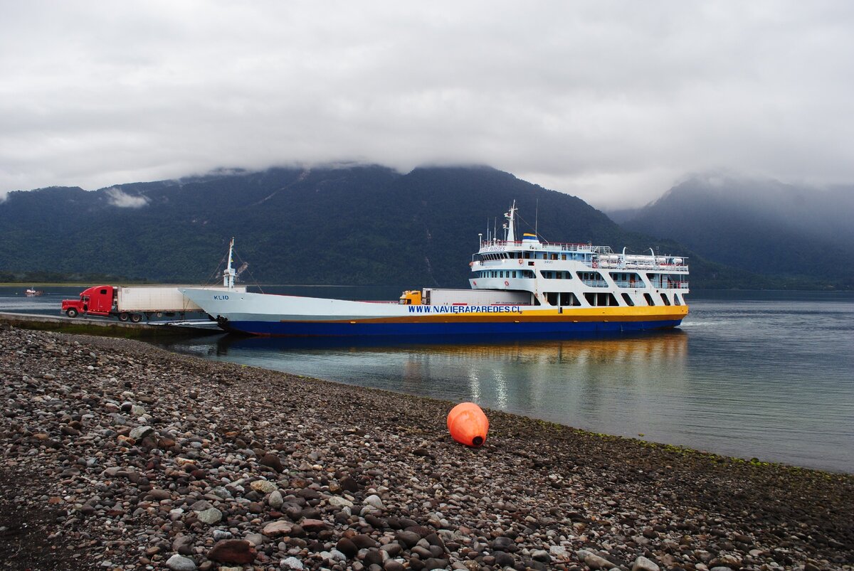 Все заезжают на паром в Чили задним ходом