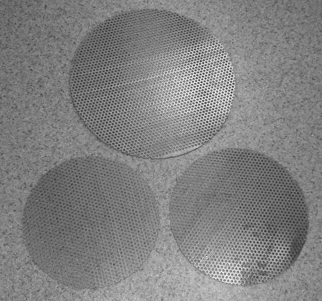 Три китайских фальшдна с отверстиями по 5 мм, через них не то что зерно, через них муха пролетает. Толщина металла при этом 0,7 мм. Авторское фото ©