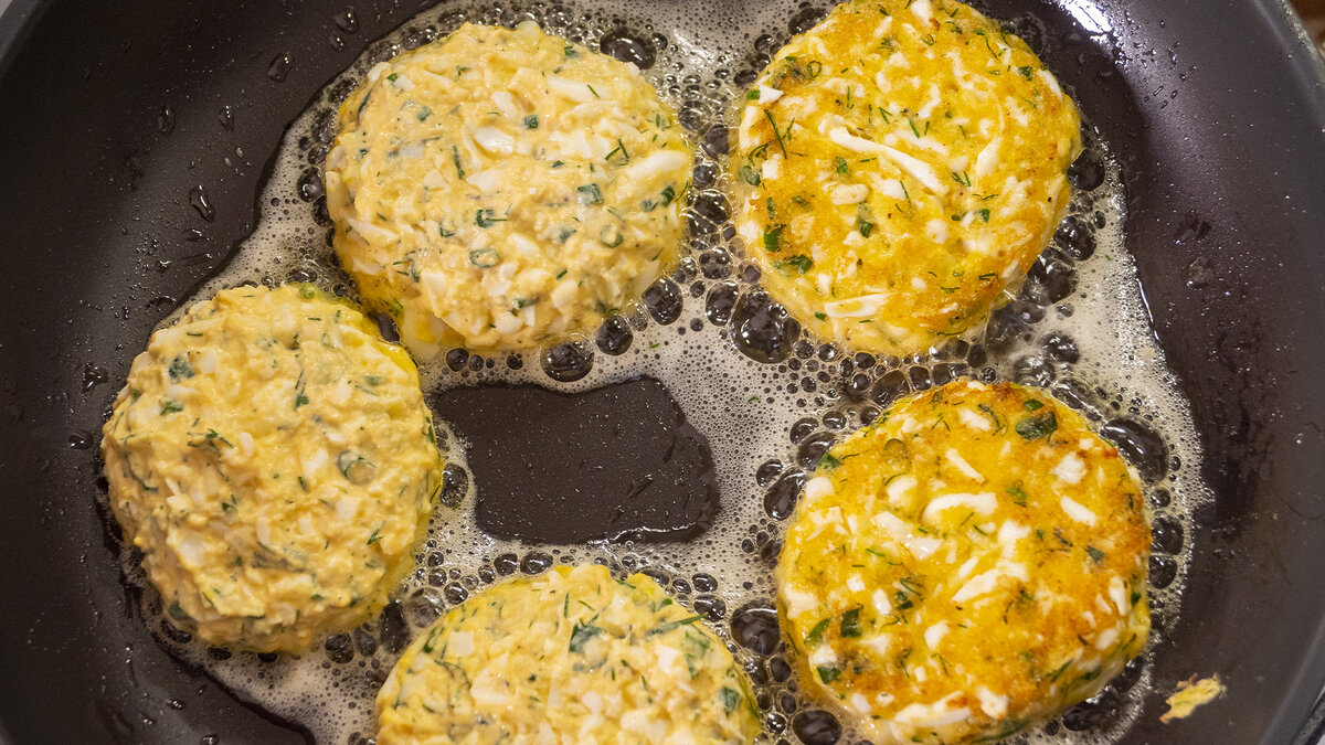 Пирожки с яйцом и луком