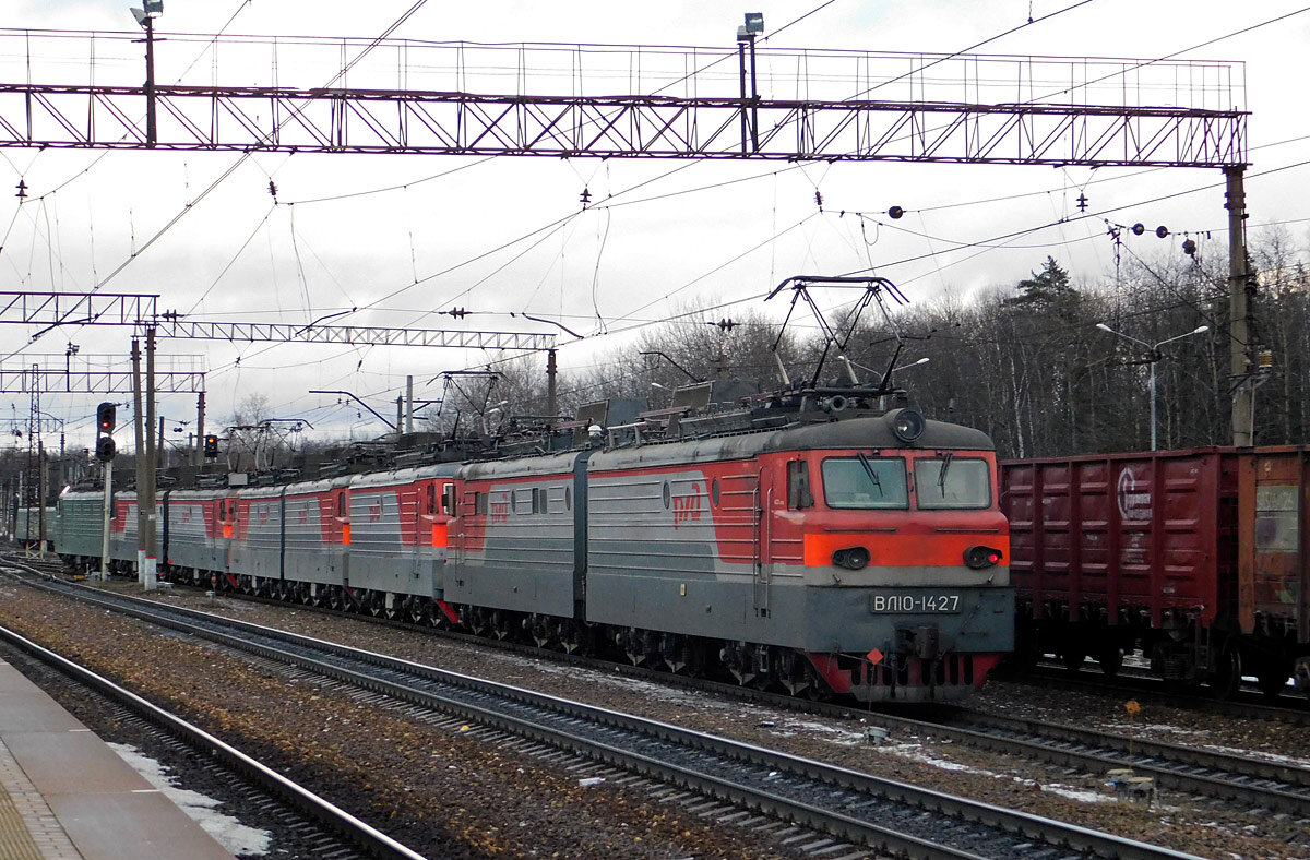 ВЛ10-1427 замыкает сплотку электровозов на ст. Бекасово-1 