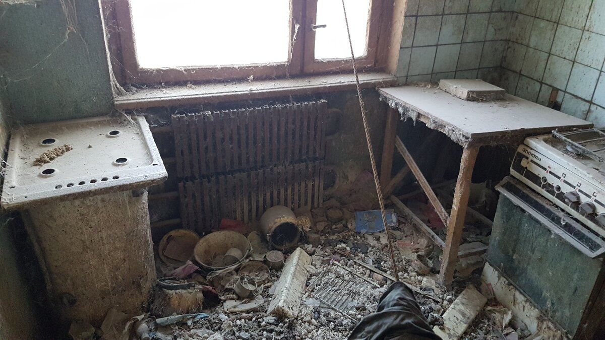 Это кухня, с двумя газовыми плитами.