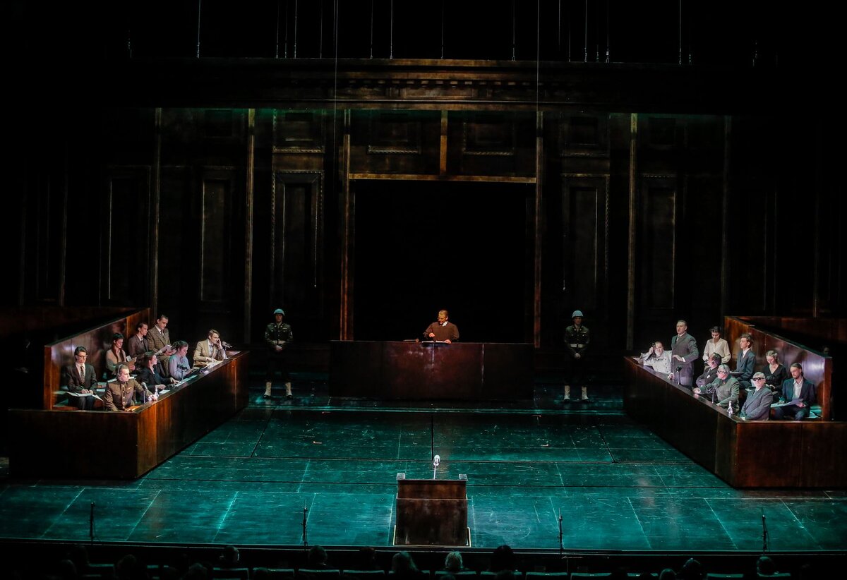 Сцена из спектакля "Нюрнбергский вальс". Фото Наталии Губернаторовой 