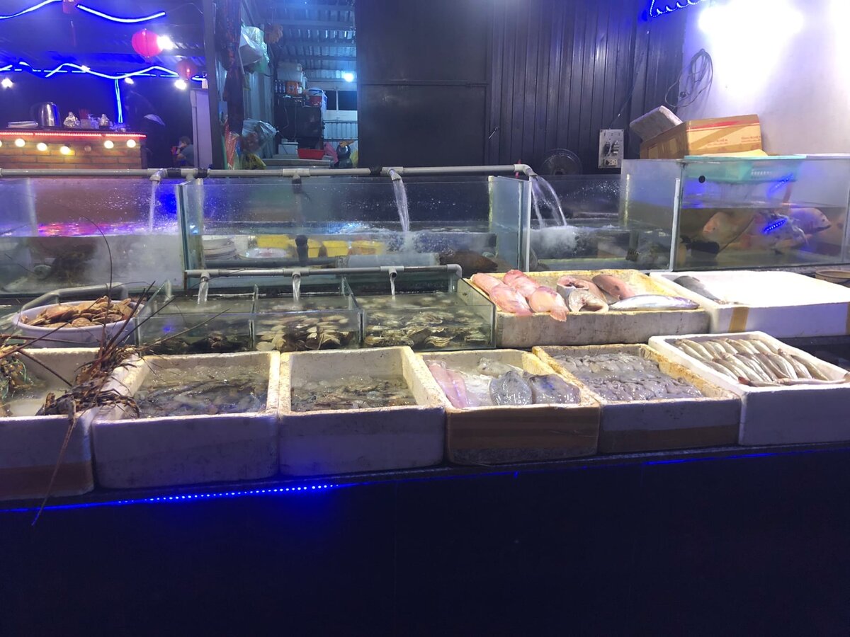 Выбор живых морепродуктов на входе в боке