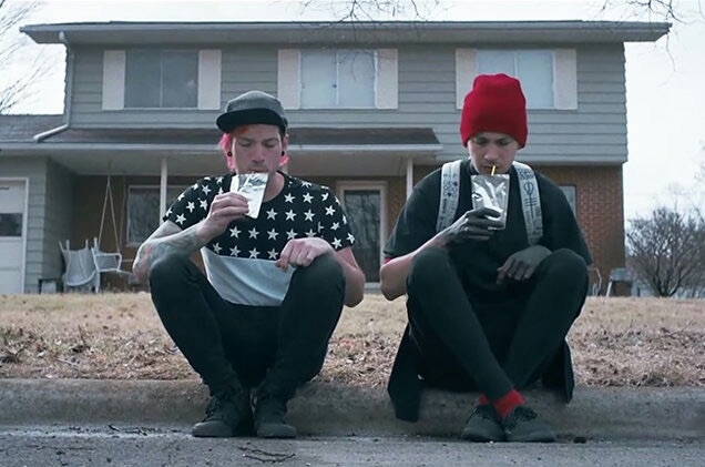 Кадр из клипа "Stressed Out". Источник - Яндекс.Картинки