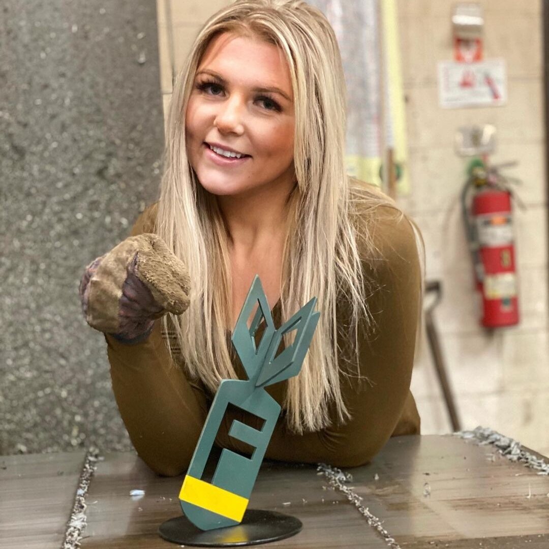 Алисия Батти со своей работой.. Ещё 5 фото справа ->>