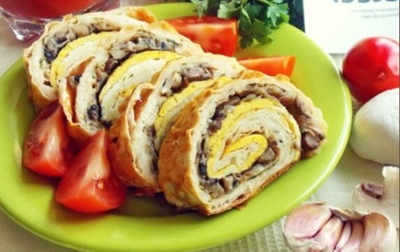Яично-сырный рулет с грибами