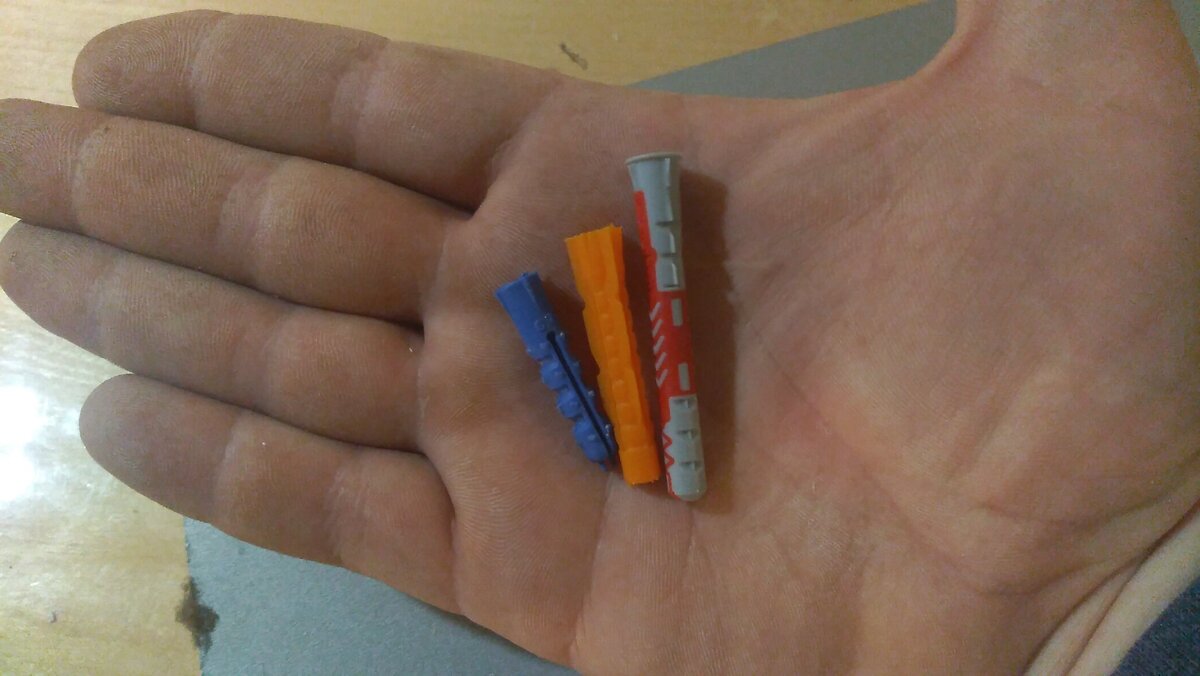 Взял 3 разных дюбеля и проверил, как они работают. Оранжевый и серый ...