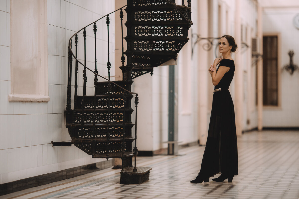 Локация: Витебский вокзал, у винтовой лестницы; фотографировал Игорь Александрович; в кадре Наталья Костина, автор блога Анатомия Фотографии