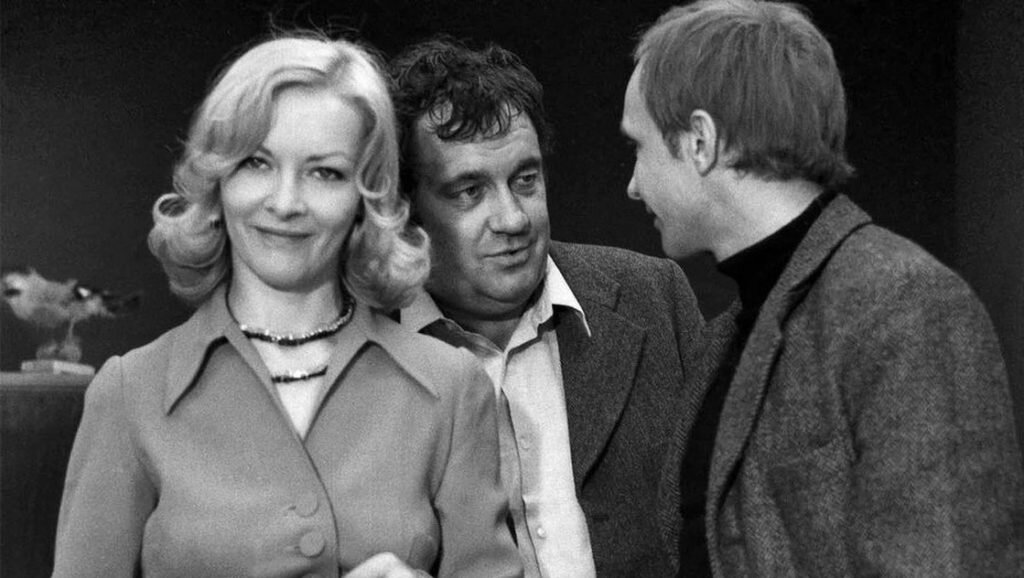 "Ирония судьбы, или С легким паром!" вышла на экраны в 1975 году. К этому моменту Эльдар Рязанов уже был успешным режиссером, создавшим такие популярные фильмы как "Карнавальная ночь", "Гусарская баллада", "Зигзаг удачи", "Берегись автомобиля". А последним фильмом был "Невероятные приключения итальянцев в России" 1973 года. - Источник фото: eldar-ryazanov.ru