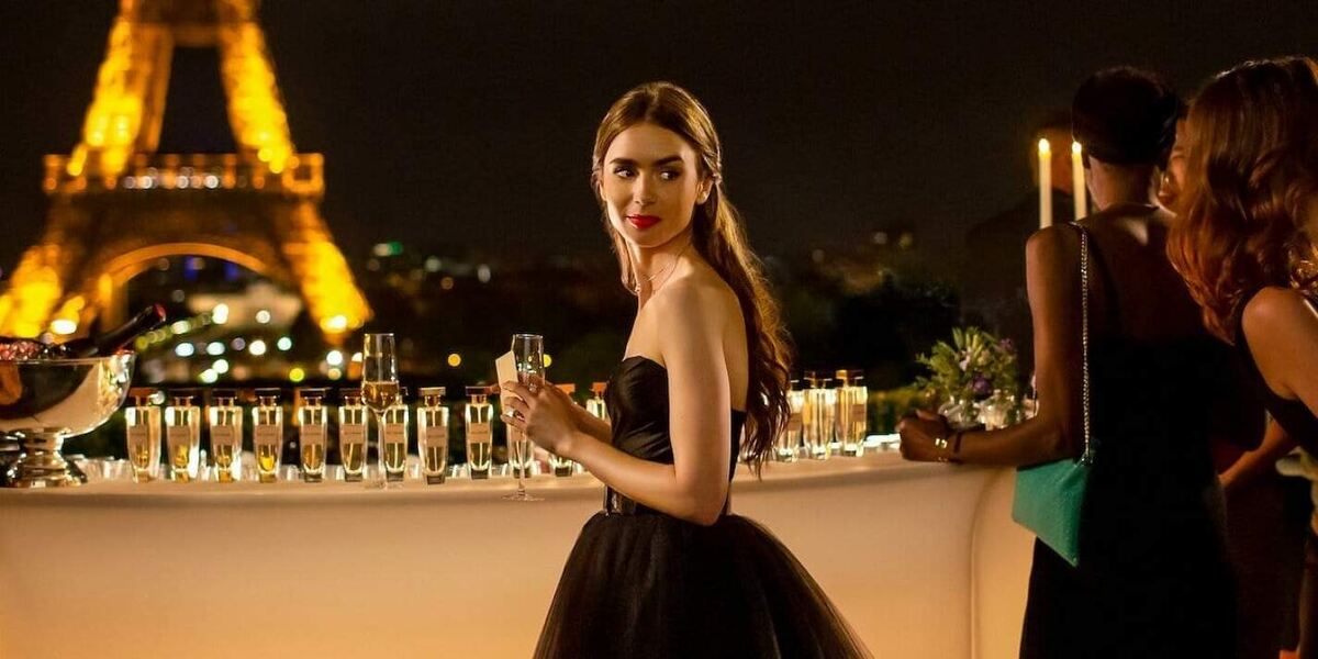  Кадр из сериала "ЭМИЛИ В ПАРИЖЕ"