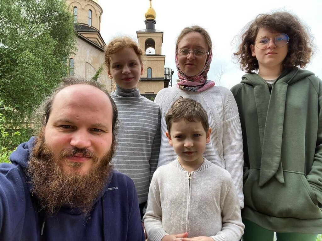Священник Павел Островский с семьей. Фото со страницы Instagram.