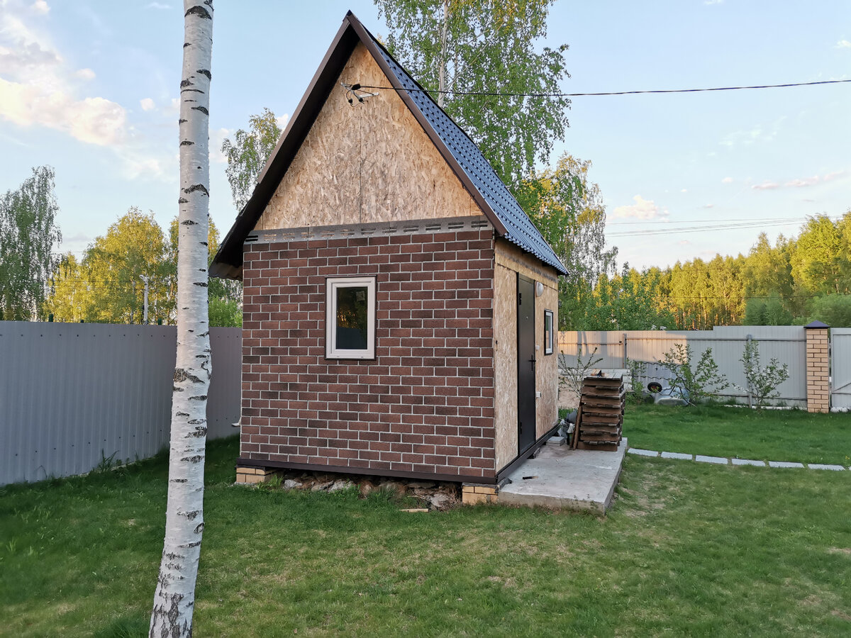 Обычный сарай превратился в домик 🏠. Обшивка творит чудеса - до и после. |  Из квартиры в дом | Дзен