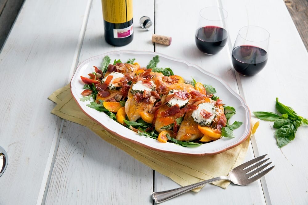 Мало что в жизни сочетается так хорошо, как Прошутто ди Парма и вино. Это пикантное, маслянистое угощение хорошо сочетается почти со всем, но некоторые вина дополняют блюдо так, как вы и не думали. От уравновешивания солености до комплимента сладости, идеальное вино может поднять ваше блюдо Прошутто ди Парма на новый уровень. 